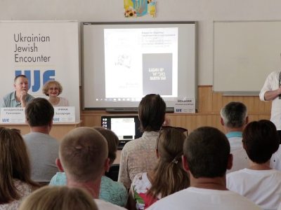 Владислав Гриневич (молодший), регіональний менеджер UJE в Україні, розповідає аудиторії про мету та основні цілі діяльності UJE та запрошує всіх до дискусії.