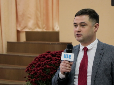 Владислав Гриневич-молодший представляє лекторів для аудиторії вчителів, методистів та викладачів у місті Житомир, 26 жовтня 2017 р.
