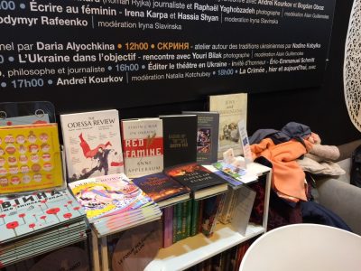 Експозиція Українського стенду, де репрезентовано книги, опубліковані за підтримки  UJE на Міжнародному Паризькому книжковому салоні.