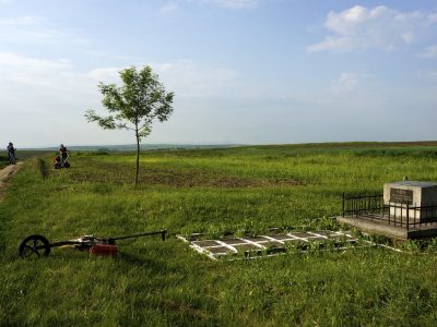 Георадарне дослідження на місці південного масового поховання Рогатина. Фото © 2017 Джей Осборн.