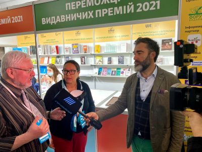 Journalist Peter Zalmayev interviews Andriy Pavlyshyn (left) and Natalia A. Feduschak about the Encounter Prize for Ukrainian television. 