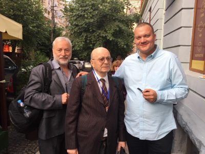 Wolf Moskovich (center) with former Soviet dissident and head of VAAD of Ukraine Josef Zissels (left) and Sviatoslav Pomarantsev, president of the International Literature Corporation Meridian Czernowitz (right).