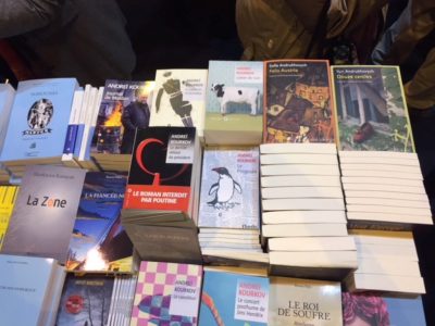 Експозиція книг українських авторів на Українському стенді Паризького книжкового салону.