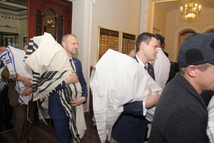 Hanuka Brodsky Synagogue 2015 MP Torah scrolls 1