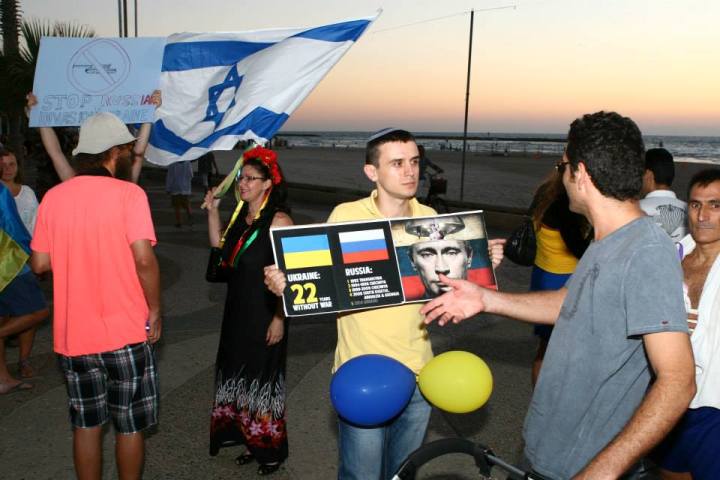 Miriam Bunimovich Tel Aviv 18.9.14 explaining the situation to the local Israeli 2