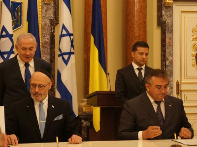 Посли Ізраїлю і України Йоель Ліон і Геннадій Надоленко підписують угоду між країнами