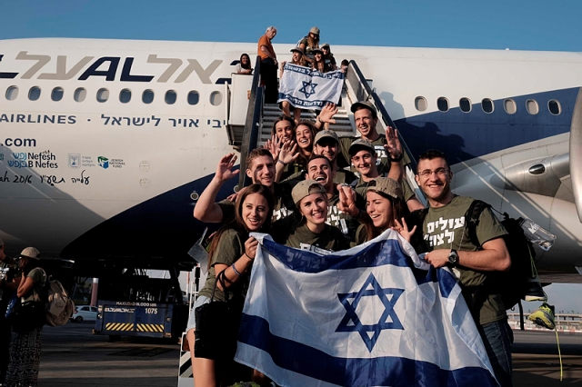 jta-planeload-of-ukrainian-immigrants-arrives-in-israel-uje