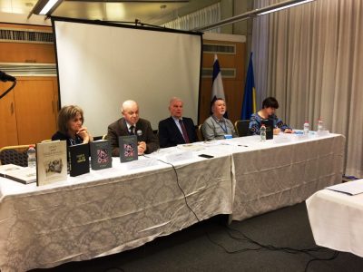 Презентація книжок, фінансованих за підтримки UJE, під час дискусії з учасниками на «Ізраїльсько-українському підприємницькому Форумі» 15 грудня 2016 року в місті Тель-Авів (Ізраїль). 