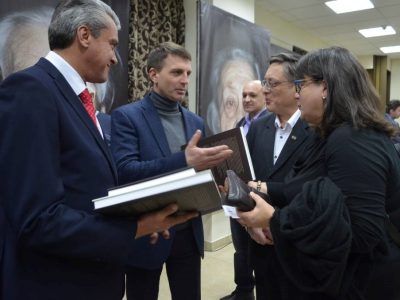 Officials from the Dnipropetrovsk region in Ukraine are presented with copies of “Babyn Yar: History and Memory”, and “Jews and Ukrainians: A Millennium of Co-Existence” following a presentation of the volumes to Ukrainian educators in Dnipro, Ukraine on 27 January 2017.