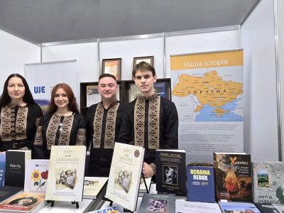 Команда стафів інформаційно-книжкового стенду UJE на фестивалі «Книжкова країна». 25 вересня 2025 року, Національний виставковий комплекс «Експоцентр України», Київ.