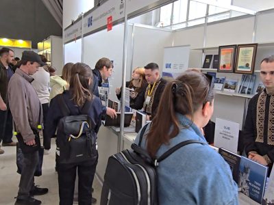 Під час роботи книжкового стенду UJE на фестивалі «Книжкова країна», 24–27 квітня 2025 року, Національний комплекс «Експоцентр України», Київ..