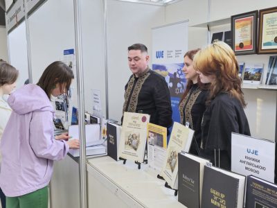 Під час роботи книжкового стенду UJE на фестивалі «Книжкова країна», 24–27 квітня 2025 року, Національний комплекс «Експоцентр України», Київ.
