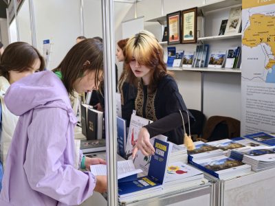 Під час роботи книжкового стенду UJE на фестивалі «Книжкова країна», 24–27 квітня 2025 року, Національний комплекс «Експоцентр України», Київ.