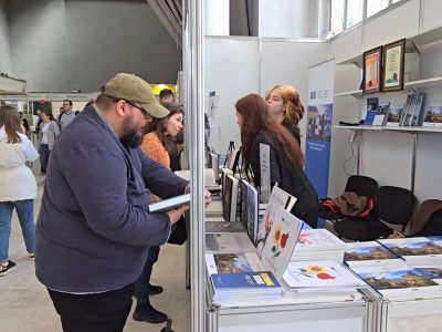 Під час роботи книжкового стенду UJE на фестивалі «Книжкова країна», 24–27 квітня 2025 року, Національний комплекс «Експоцентр України», Київ.