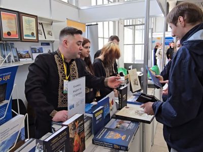 Під час роботи книжкового стенду UJE на фестивалі «Книжкова країна», 24–27 квітня 2025 року, Національний комплекс «Експоцентр України», Київ.