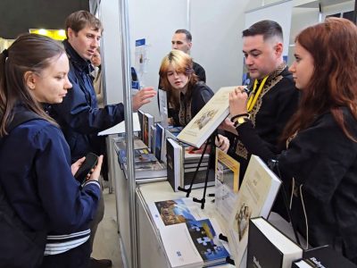 Під час роботи книжкового стенду UJE на фестивалі «Книжкова країна», 24–27 квітня 2025 року, Національний комплекс «Експоцентр України», Київ.