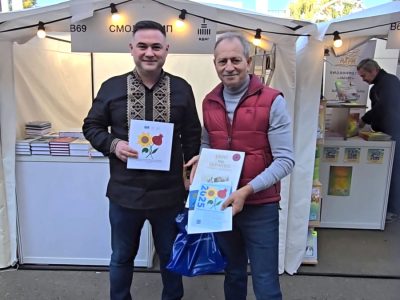 Mykola Tomenko, a public figure, leader of the Ridna Kraina movement, former MP, and ex-Deputy Prime Minister of Ukraine (2005), receives books published with UJE's support as a gift. 26 September 2025, Expocenter of Ukraine, Kyiv.
