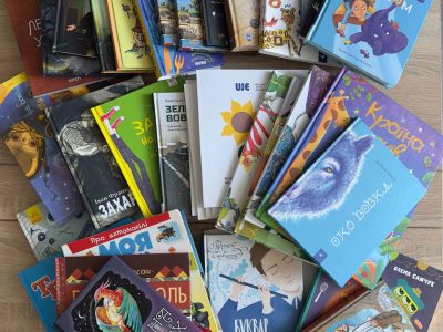 UJE долучилась до благодійного збору дитячих книжок для пунктів евакуації на прифронтових територіях, що проводила під час фестивалю «Книжкова країна» Національна поліція України.