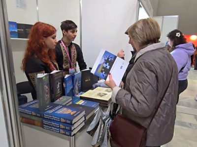 Робота інформаційно-книжкового стенду UJЕ під час фестивалю «Книжкова країна». 23-26 квітня 2026 року, Національний виставковий комплекс «Експоцентр України», Київ.