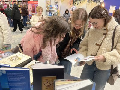 Робота інформаційно-книжкового стенду UJЕ під час фестивалю «Книжкова країна». 23-26 квітня 2026 року, Національний виставковий комплекс «Експоцентр України», Київ.