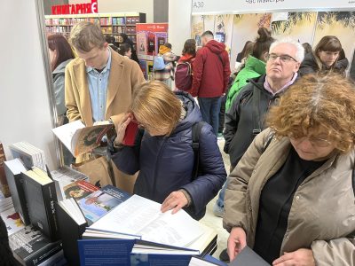 Робота інформаційно-книжкового стенду UJЕ під час фестивалю «Книжкова країна». 23-26 квітня 2026 року, Національний виставковий комплекс «Експоцентр України», Київ.