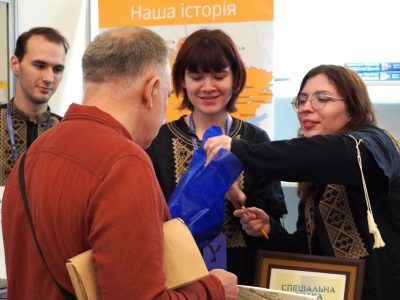 Багаточисельні відвідувачі книжкового стенду UJE під час «Книжкового Арсеналу». 30 травня–2 червня 2024 року, «Мистецький арсенал», Київ.  