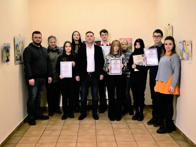 After the ceremony: together with the participants of the All-Ukrainian Children's Drawing Contest "Ukrainian-Jewish Encounter: We Are from Ukraine — 2022".