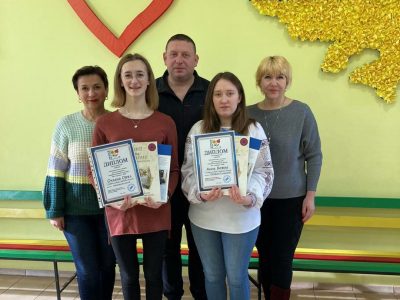 Anatoliy Samokhotov, principal of the secondary school in Chervona Sloboda, Cherkasy region, presents certificates and UJE books to the school students who participated in the All-Ukrainian Children's Drawing Contest "Ukrainian-Jewish Encounter: We Are from Ukraine — 2022".