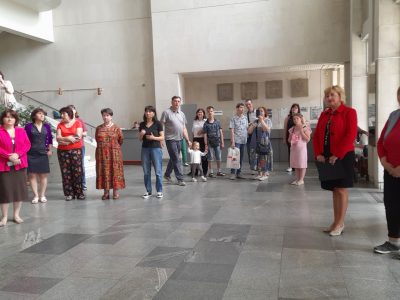 Під час урочистої церемонії відкриття Виставки та відеозвернення Регіонального менеджера в Україні канадської недержавної організації «Українсько-Єврейська Зустріч» Владислава Гриневича до адміністрації Музею та відвідувачів Виставки. Місто Черкаси, 11 червня 2025 року.