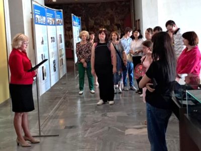 Лілія Чиж, завідувачка відділу пам'яткоохоронної та методичної роботи Черкаського обласного краєзнавчого музею, урочисто презентує виставку у музеї. Місто Черкаси, 11 червня 2025 року.