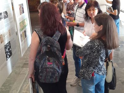 Відвідувачі урочистого відкриття виставки «Подорож з «Українсько-Єврейською Зустріччю»: Від давнини до 1939 року» у Черкаському обласному краєзнавчому музеї тримають у руках щойно подаровані їм книжки-каталоги «Подорож з “Українсько-Єврейською Зустріччю”: від давнини до 1914 року». Місто Черкаси, 11 червня 2025 року.
