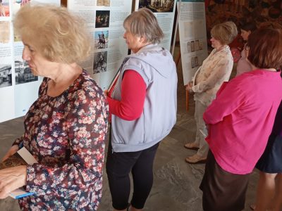 Відвідувачі урочистого відкриття виставки «Подорож з «Українсько-Єврейською Зустріччю»: Від давнини до 1939 року» у Черкаському обласному краєзнавчому музеї тримають у руках щойно подаровані їм книжки-каталоги «Подорож з “Українсько-Єврейською Зустріччю”: від давнини до 1914 року». Місто Черкаси, 11 червня 2025 року.