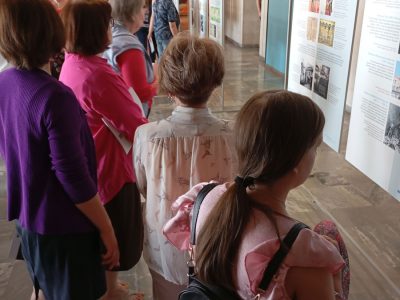 Відвідувачі урочистого відкриття виставки «Подорож з «Українсько-Єврейською Зустріччю»: Від давнини до 1939 року» у Черкаському обласному краєзнавчому музеї тримають у руках щойно подаровані їм книжки-каталоги «Подорож з “Українсько-Єврейською Зустріччю”: від давнини до 1914 року». Місто Черкаси, 11 червня 2025 року.