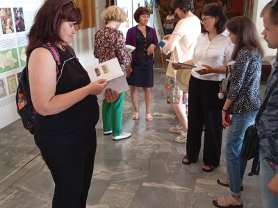 Відвідувачі урочистого відкриття виставки «Подорож з «Українсько-Єврейською Зустріччю»: Від давнини до 1939 року» у Черкаському обласному краєзнавчому музеї тримають у руках щойно подаровані їм книжки-каталоги «Подорож з “Українсько-Єврейською Зустріччю”: від давнини до 1914 року». Місто Черкаси, 11 червня 2025 року.