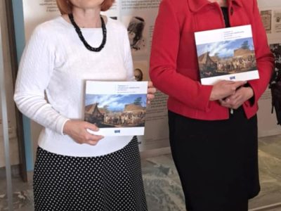 Ірина Собко, директорка Черкаського обласного краєзнавчого музею, та Лілія Чиж, завідувачка відділу пам'яткоохоронної та методичної роботи, з книжкою-каталогом «Подорож з “Українсько-Єврейською Зустріччю”: від давнини до 1914 року». Місто Черкаси, 11 червня 2025 року.