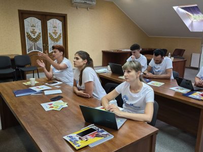 Учасники презентації, викладачі та вчителі освітніх закладів України, активно беруть участь в обговоренні теми Конкурсу та розборі малюнків учасників. 5 серпня 2024 року, місто Ужгород. 