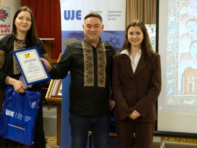 Svitlana Hrynevych, administrator of UJE's Office in Ukraine and curator of the competition, Vladyslav Hrynevych, Jr., head of UJE's Office in Ukraine, and Varvara Medonchak (Poltava), whose drawing "Connected Histories" won first prize in the 10th and 11th grades category.