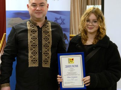 Vladyslav Hrynevych, Jr., head of UJE's Office in Ukraine, and Nika Sosenko (Kyiv), whose drawing "War Destroys" took the second place in the 10th and 11th grades category.