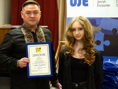 Vladyslav Hrynevych, Jr., head of UJE's Office in Ukraine, and Sofia Tkachenko (Zhytomyr), whose drawing "Tree of Memory of Holocaust Victims" won first prize in the 8th and 9th grades category.