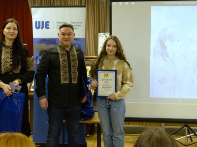 Svitlana Hrynevych, administrator of UJE's Office in Ukraine and curator of the competition, Vladyslav Hrynevych, Jr., head of UJE's Office in Ukraine, and Zlata Ivushkina (Kyiv region), whose drawing "Unbreakable Peoples: Encounter Through the Years" won the third place in the 8th and 9th grades category.