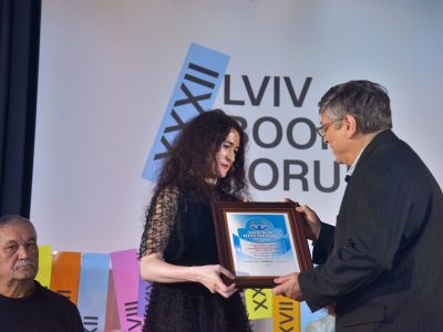 Член ради директорів UJE Ігор Щупак вручає Христині Семерин премію «Зустріч» 2025 року.