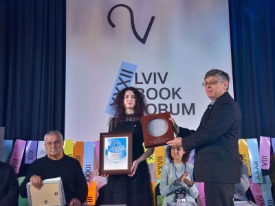 Член ради директорів UJE Ігор Щупак вручає Христині Семерин премію «Зустріч» 2025 року.