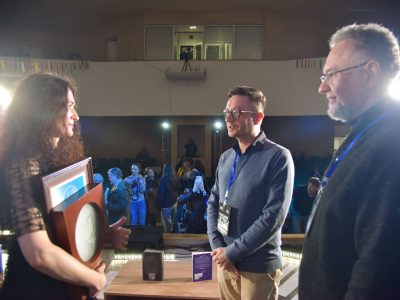 Зліва направо: лауреатка премії «Зустріч» 2025 року Христина Семерин спілкується з членом журі Остапом Сливинським та Володимиром Єшкілєвим.