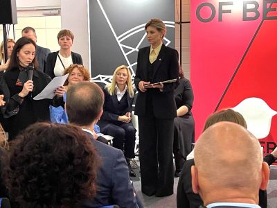 Ukraine’s First Lady, Olena Zelenska, made a surprise appearance at the Frankfurt Book Fair. She presented certificates to individuals who have supported Ukraine in its struggle against a criminal Russia and promoted Ukrainian book projects, including Better Times Stories, which allows Ukrainian refugee children to receive audiobooks narrated by their relatives.