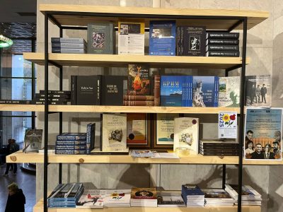 Книжково-інформаційний стенд UJE під час фестивалю «ФУНДАМЕНТ. Історії про культуру». 23–26 жовтня 2025 року, Український Дім, Київ.