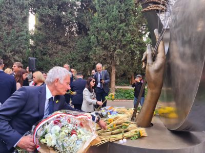 Посол Польщі в Ізраїлі бригадний генерал у відставці Мацей Гуня на відкритті монумента Голодомору в Єрусалимі.