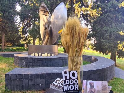 Авторами пам'ятника є Людмила Темертей, авторка першого в Канаді пам'ятника жертвам Голодомору (1983), та Дейвід Робінсон.