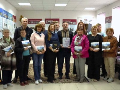 Відвідувачі урочистого відкриття виставки «Подорож з «Українсько-Єврейською Зустріччю»: Від давнини до 1939 року» у Каневі. Канівський Центр Культури і Мистецтв, 29 вересня 2025 р.