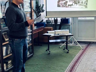 Юрій Кардаш, завідувач сектором виставкової роботи Шевченківського національного заповідника, модератор відкриття Виставки UJE. Місто Канів, 31 жовтня 2025 р.