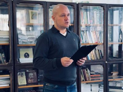 Юрій Кардаш, завідувач сектором виставкової роботи Шевченківського національного заповідника, модератор відкриття Виставки UJE. Місто Канів, 31 жовтня 2025 р.